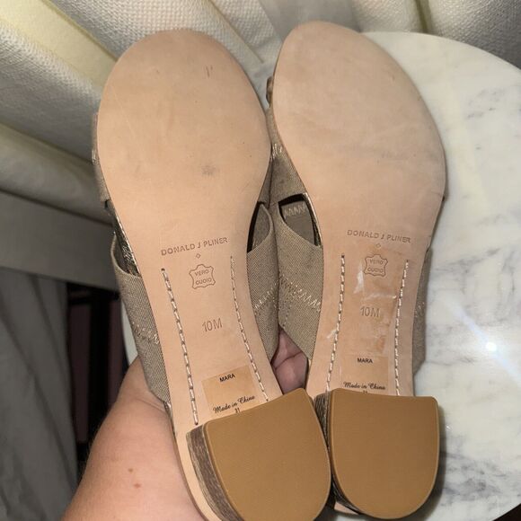 Donald J Pliner Mara Toe Ring Low-Heel Sandal Size 10M Women’s Gold - Picture 5 of 5